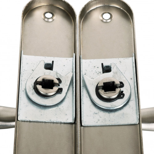 Poignée de porte chambon sans trou de clé.