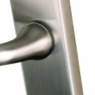 Poignée de porte chambon sans trou de clé.