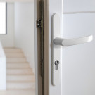 2 poignées de porte d'entrée trou cylindre BALTIC, plaque étroite, Aluminium blanc entraxe 195 mm