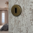 ROSACE RONDE EN LAITON PATINE CLE