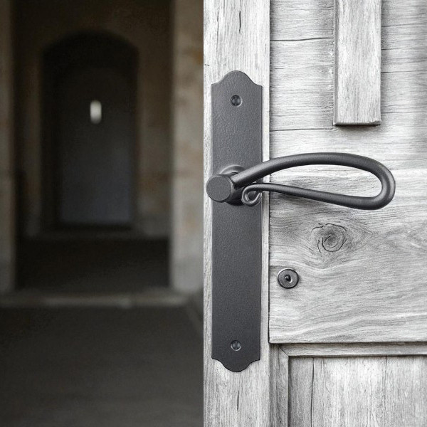 2 poignées de porte CARCASSONNE, Plaque fine minimaliste, Fer patiné entraxe 195 mm