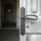 2 poignées de porte CARCASSONNE, Plaque fine minimaliste, Fer patiné entraxe 195 mm