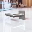 2 poignées de porte sur rosace carrée BRUNELLA, Ressort bidirectionnel, Inox nickel mat