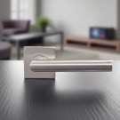 2 poignées de porte sur rosace carrée BRUNELLA, Ressort bidirectionnel, Inox nickel mat