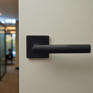 2 poignées de porte sur rosace carrée BRUNELLA, Ressort bidirectionnel, Inox noir mat