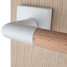 Poignée sur rosace carrée PRETTY blanc mat avec béquille en bois brut FSC