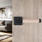 2 poignées de porte sur rosace carrée PRETTY, Noir mat béquille bois brut FSC