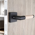 2 poignées de porte sur rosace carrée PRETTY, Noir mat béquille bois brut FSC