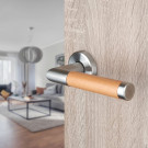 2 poignées de porte sur rosace ronde PRETTY, Inox béquille bois brut FSC