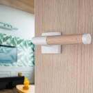 2 poignées de porte sur rosace carrée PRETTY, Blanc mat béquille bois brut FSC