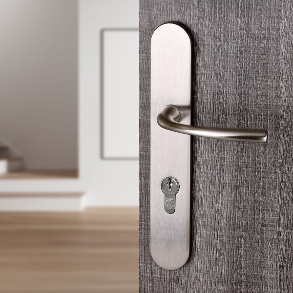 2 poignées de porte à cylindre MAGALI, Aluminium gris nickel mat entraxe 195 mm - Mise en situation