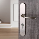 2 poignées de porte à cylindre MAGALI, Aluminium gris nickel mat entraxe 195 mm - Mise en situation