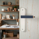 Poignée de porte seule réversible CRAYON, Bois bleu entraxe 195 mm - Mise en situation