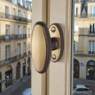 Poignée de fenêtre crémone HAUSSMAN, Laiton doré patiné - Mise en situation