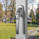 Poignée de fenêtre à bouton poussoir ZENIA, Aluminium anodisé argent en situation