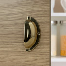 Poignée de meuble coquille laiton poli entraxe 32 mm