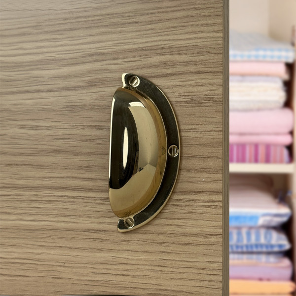 Poignée de meuble coquille laiton poli entraxe 64 mm