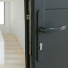 2 poignées de porte d'entrée BALTIC, plaque étroite, Aluminium gris anthracite entraxe 195 mm