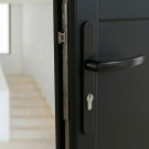 2 poignées de porte d'entrée BALTIC, plaque étroite, Aluminium noir entraxe 195 mm - Mise en situation