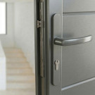 2 poignées de porte d'entrée BALTIC, plaque étroite, Aluminium gris inox entraxe 195 mm - Mise en situation