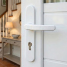 2 poignées de porte d'entrée BALTIC, Aluminium blanc mat entraxe 195 mm - Mise en situation plan rapproché