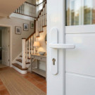 2 poignées de porte d'entrée BALTIC, Aluminium blanc mat entraxe 195 mm - Mise en situation plan large