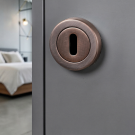 2 rosaces de fonction entrée de clé ISOLA en zamak aspect cuivre - entrée de clé pour chambre - Mise en situation