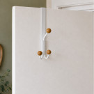 Porte-manteau mural LEO, Plaque en métal blanc, 3 têtes en bois brut