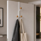 Porte-manteau mural LEO, Plaque en métal blanc, 3 têtes en bois brut