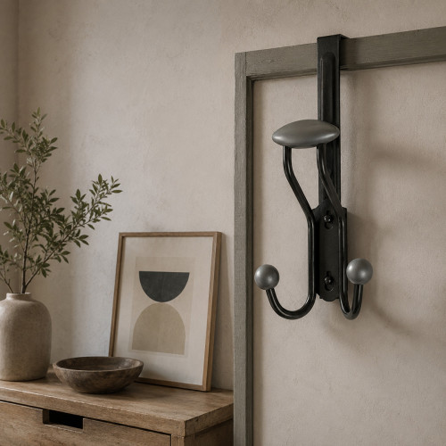 Porte-manteau mural FAMILY, Plaque en fer patiné, 3 têtes en bois gris