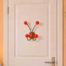 Porte-manteau mural JUNIOR, Plaque en bois rouge et fer gris, 4 têtes en bois peint