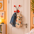 Porte-manteau mural JUNIOR, Plaque en bois rouge et fer gris, 4 têtes en bois peint