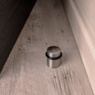 Butée de porte sol CYLINDRIQUE, Zamak nickel mat - Mise en situation