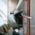 2 poignées de porte à cylindre ZÉNIA, plaque étroite, Aluminium argent entraxe 195 mm